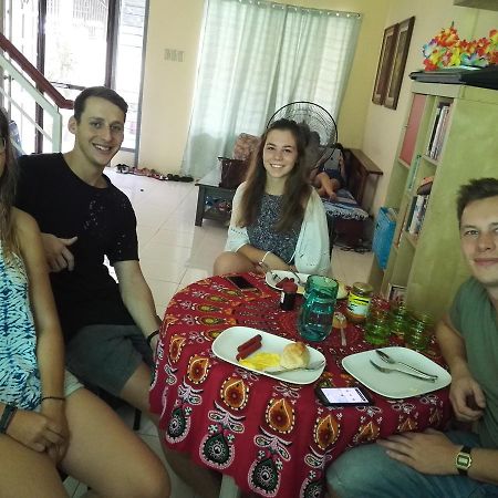 Happy To Mingle Airport Hostel Manila Paranaque City Екстериор снимка