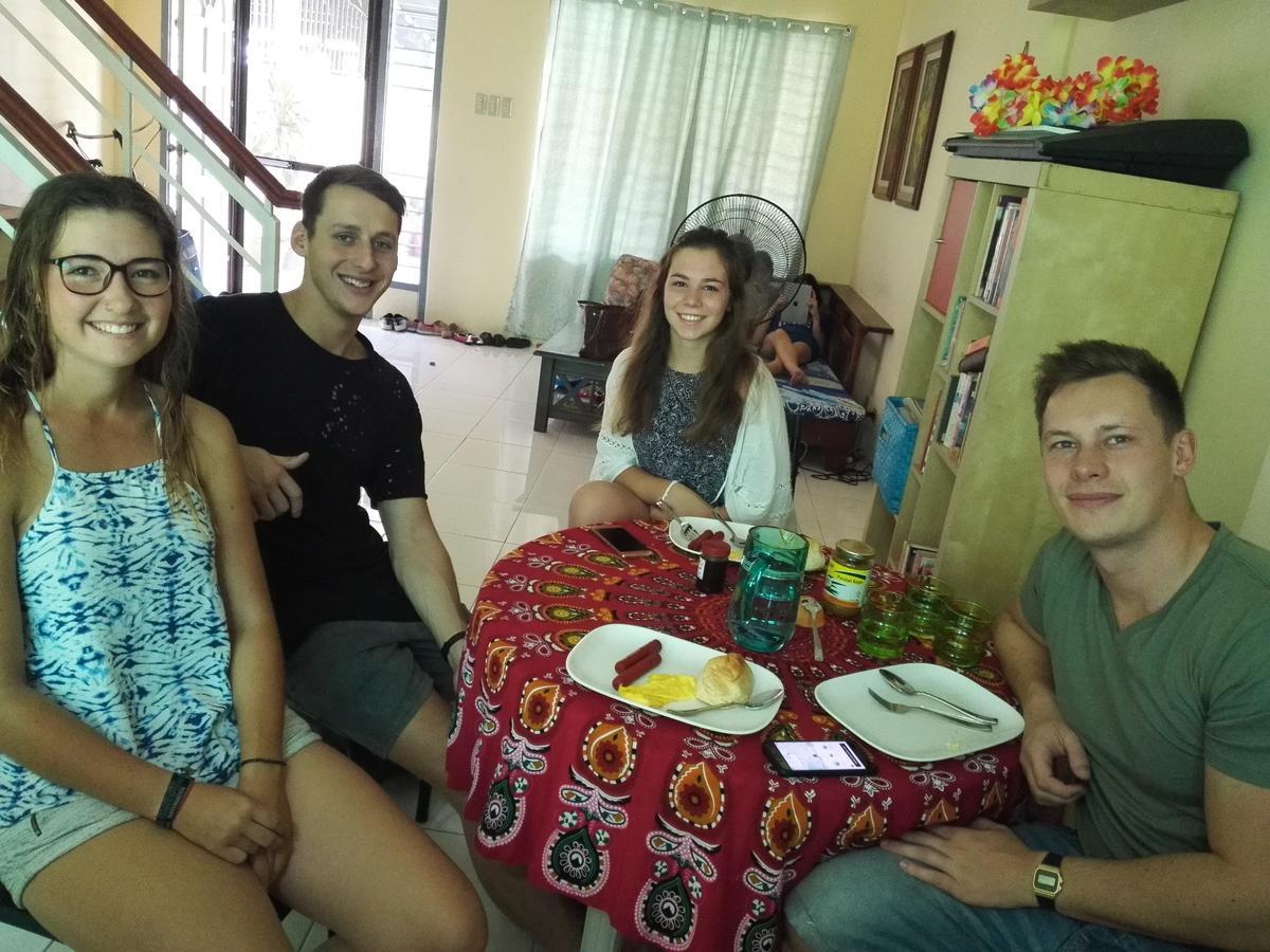 Happy To Mingle Airport Hostel Manila Paranaque City Екстериор снимка